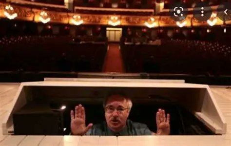 Virgili7's tweet photo. 2. és sinònim d'"apuntador". Però la realitat és que CONSUETA és la denominació catalana i "apuntador" és el castellanisme que hem acceptat alegrement.

També ens va recordar que el lloc on se situa el CONSUETA per a fer la seva feina s'anomena COVEROL.

Li ho hem d'agrair! https://t.co/pj3KKD7w0A