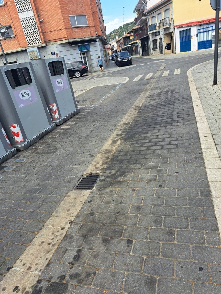 PANALE2's tweet photo. Lixiviados del camión de la basura, meadas de perros, aceites de coches y de torreznos, roña añeja, colillas, ...
Preocupante falta de limpieza y de salubridad en #Moralzarzal. https://t.co/fYpGYvkd3G