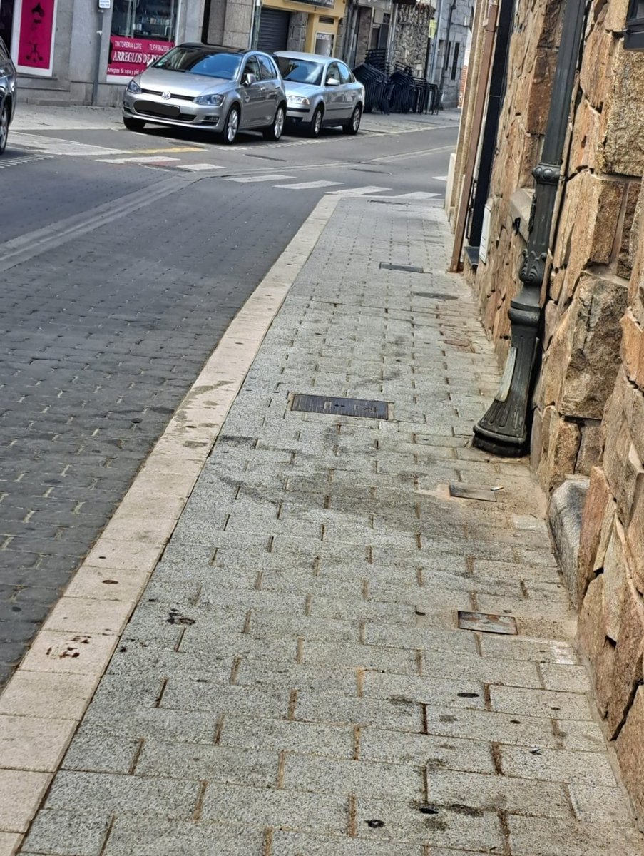 PANALE2's tweet photo. Lixiviados del camión de la basura, meadas de perros, aceites de coches y de torreznos, roña añeja, colillas, ...
Preocupante falta de limpieza y de salubridad en #Moralzarzal. https://t.co/fYpGYvkd3G