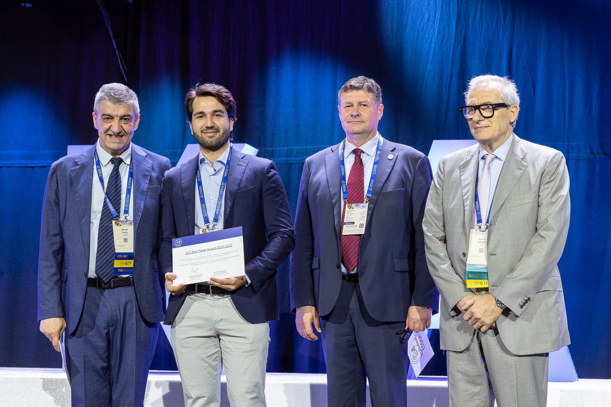 CampusBioMedico's tweet photo. All'ESSKA di Praga l'Area di Ortopedia #UCBM riceve due premi internazionali per le ricerche più citate del biennio. Il Dott. Giurazza ha ritirato i riconoscimenti dei team guidati dal Magnifico Rettore Prof. Rocco Papalia: una #ricerca condivisa che trasforma la scienza in cura per la persona 📷