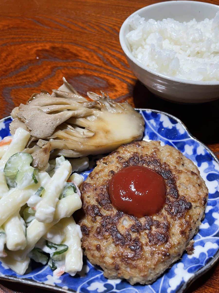 uta_waoon's tweet photo. 月曜日しゅーりょー
いただきます🙏
#おうちごはん　#夕飯 https://t.co/jpxKCvemIW