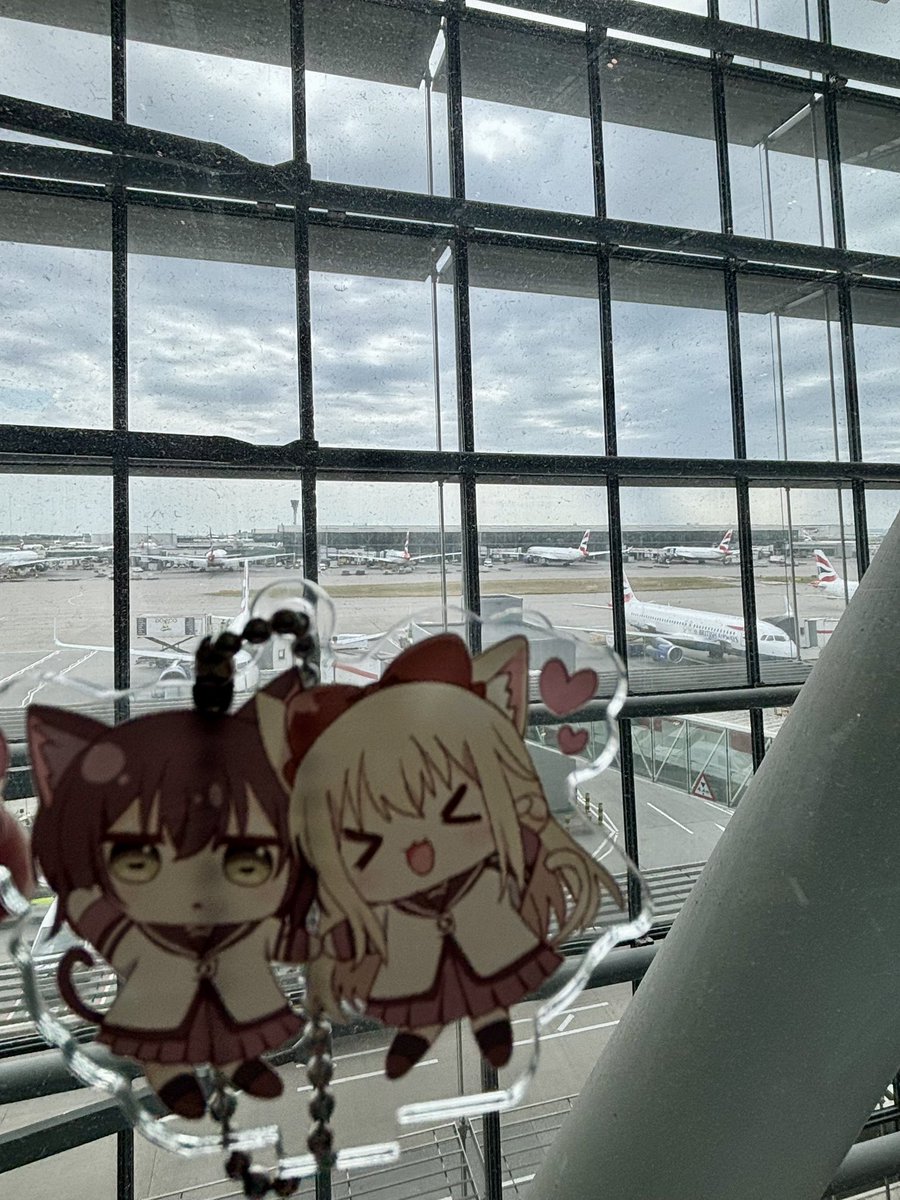 twogens_sub's tweet photo. 結京空港デート（？）なう🇬🇧 https://t.co/TvXHGoSzuQ