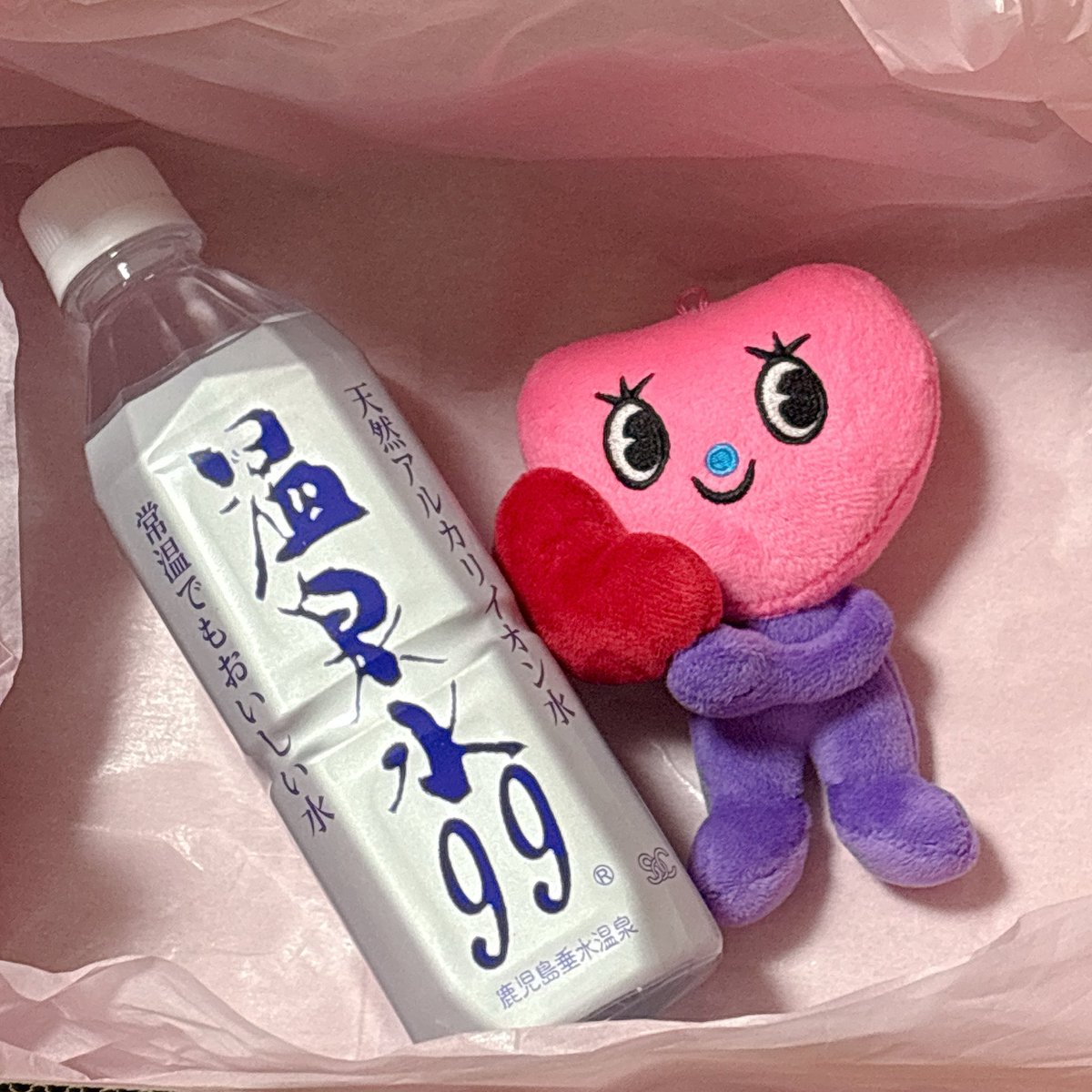 mi5618's tweet photo. カナやんが飲んでる温泉水♨️
初めて買ってみたよ😊 https://t.co/zwkYWYe7bH