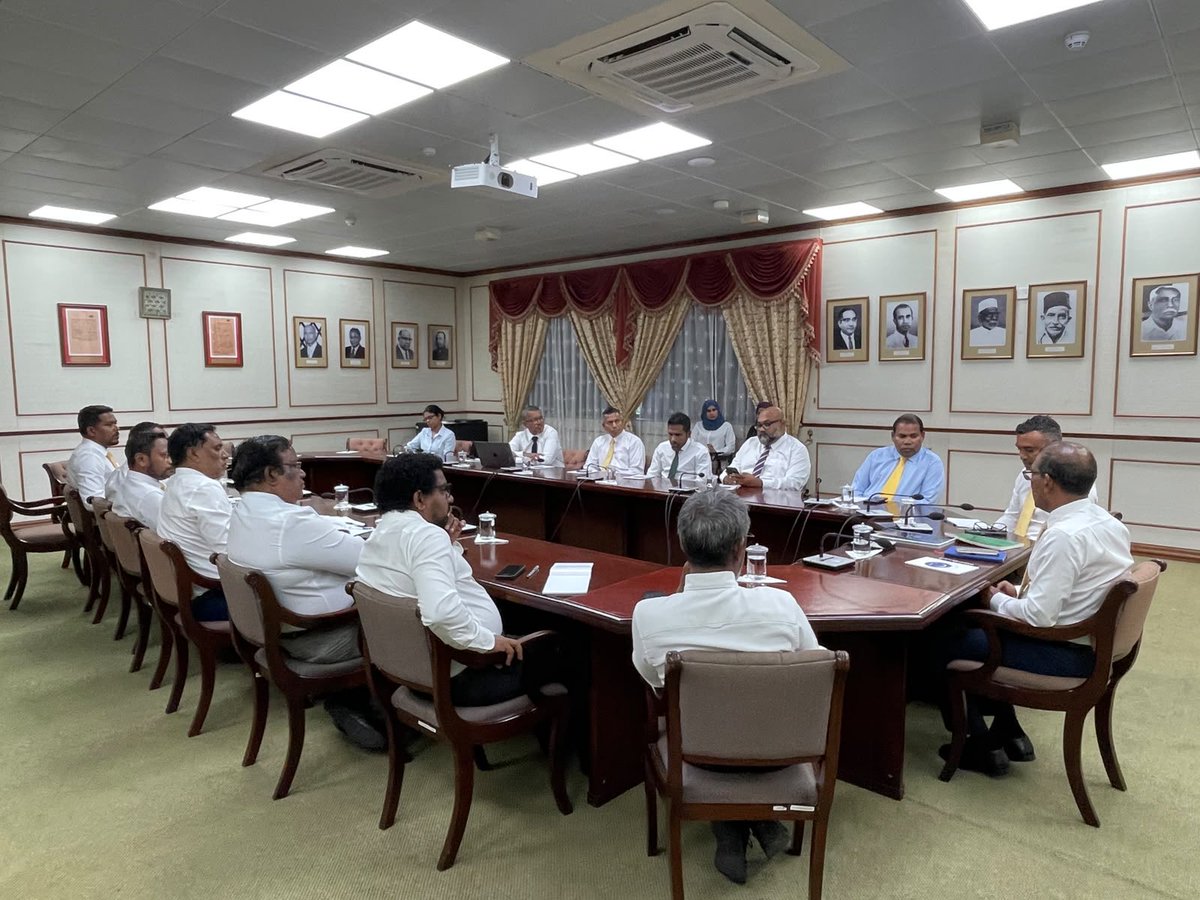 IbrahimAzim9's tweet photo. ހިތެއްސާފުއޮވެގެންތާ ދަތުރުކުރިމަގުހިފަންވާނީ
ހިތުންއެކުވާގޮތެއްގާތާ މަދަދުގެތި އަތްގުޅަންވާނީ
މަލާމަތްކުރިބަސްމަގުންގިނި ތުރާތައް މާފުވާންވާނީ
މަލެއްވެދުމަށްދެވޭކުލަ ވިދާރަންރީނދުލޭވާންވާނީ
އޮތީދަތުރޭއެކީތިބެގެން ބަނދަރުހިފުމަށް އެދެންވާނީ
އޮޔާދަތަންބަލަންދޫ ކުރަންހިތިނޫންގޮތޭ ވާންވާނީ
ކުރިންބުނިބަސްބަދަލުދީ އަލުންއެންމެން އެކީވާނީ
ކުރިތައްއަލުންހެދިވައިފެނުން ބަދަލޭޔަޤީންއެކުވާނީ