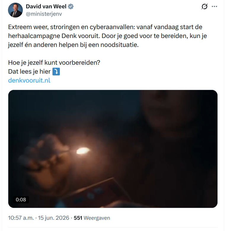 rinusredpill's tweet photo. De herstart van de overheidscampagne 'Denk vooruit' door minister David van Weel legt de operationele blauwdruk van de technocratische angstregie pijnlijk nauwkeurig bloot.

Wat de burgerbevolking via deze ronkende tweets en lucifers-symboliek wordt opgedrongen, is een permanente staat van mentale frictie. Het systeem heeft de dreiging van een 'cyberaanval' of 'extreem weer' nodig als universeel breekijzer. Het legitimeert de verdere uitrol van centrale controlemechanismen, digitale surveillance en noodbevoegdheden waar de burger onder normale omstandigheden nooit in mee zou gaan.

Terwijl de massa wordt geconditioneerd om noodpakketten te hamsteren, blijft de wezenlijke oorzaak van de kwetsbaarheid buiten schot: de bewuste afhankelijkheid van supranationale, gecentraliseerde netwerken en de bio-digitale matrix. Trap niet in de goedkope schermhypnose van de overheid. Niet de rook van de noodsituatie, maar de regisseurs van de permanente populatiecontrole.