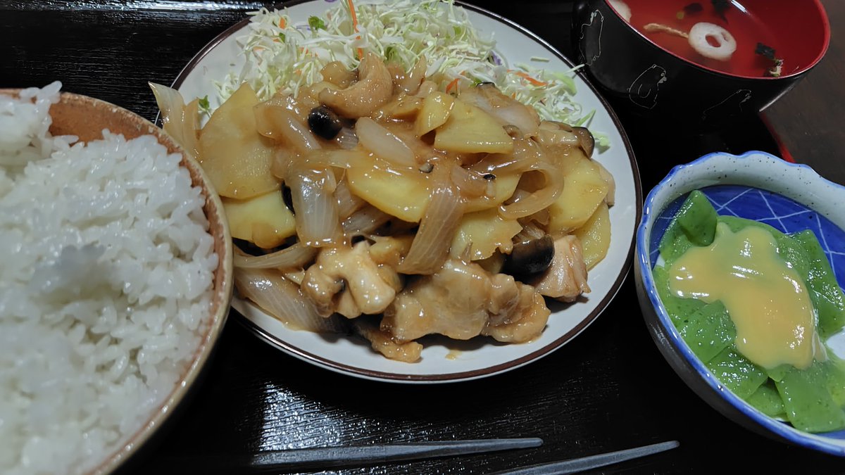 fran_kaede's tweet photo. 今日は

鶏モモ、じゃがいも、玉ねぎ、しめじを適当にバター醤油炒め
刺身こんにゃく
お吸物
(´º∀º｀)
#ぬいちゃんに飯テロ https://t.co/XiDA8J1oKn