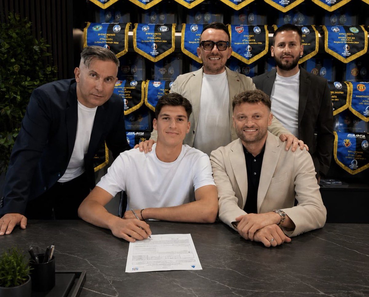 Tuttocalcionew2's tweet photo. ✅ UFFICIALE ✅
Ljubo #Puljic è un nuovo giocatore dell'#Atalanta
Arriva a titolo definitivo dal #BayernII 🤝
Contratto fino al 30 giugno 2030 ✍️
#Calciomercato
#Transfers
#SerieA https://t.co/Ho8sT2mofs