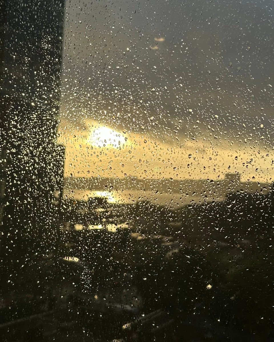 AlwaysLsnJp's tweet photo. 梅雨の季節、雨の日に聴く音楽が「いつもより心地よく感じる」と思ったことはありませんか？

今回は作曲家・京都橘大学教授の小松正史さんにインタビュー。雨の日の音の聴こえ方や、梅雨ならではの音楽の楽しみ方について伺いました。

https://t.co/djKsyWrhEI

@AudioTechnicaJP https://t.co/qZuAOqQkYq