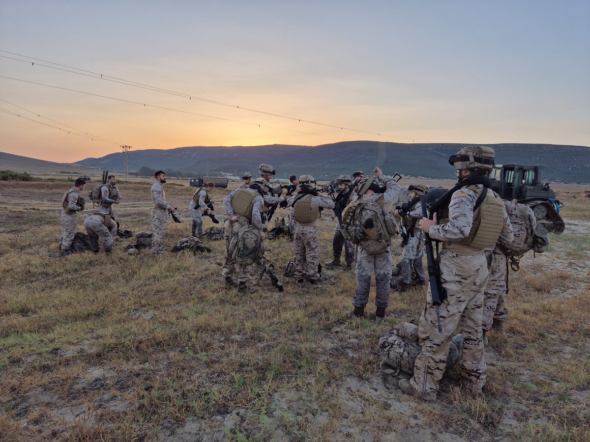 reclutamientoES's tweet photo. 🔴🟡🔴 No queda nada para el #partido de esta tarde, nos gusta #nuestroequipo por eso te animamos a entrar en las #FuerzasArmadas 🪖⚓✈️
📲 Info oficial: https://t.co/7bLDtTYY7K
#FuerzasArmadas #TropaYMarineria #España #Militar #Valores #Vocacion #VamosEspaña #LaRoja https://t.co/6WqQ67KZFT