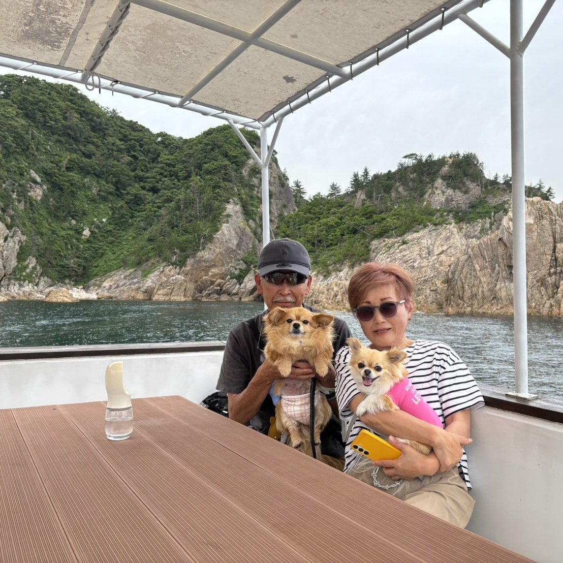 natane_chan's tweet photo. 昨日、愛犬クルーズを開催しました🐶⛴️
通常はペットの乗船不可ですので、特別な機会に多くの方にご参加いただきました😆
また、お食事処あじろやでは屋外テラス席にてワンちゃんと一緒に海鮮料理をいただくこともできます☺️
食事のみでもぜひ愛犬と一緒に浦富海岸へのお越しをお待ちしております😉 https://t.co/RezvCVx584