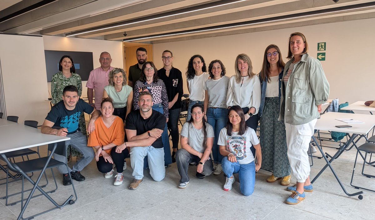 CERMI_Na's tweet photo. 🏠La formación es clave para mejorar la orientación. Desde #CERMIN hemos organizado una sesión sobre vivienda para profesionales de nuestras entidades impartida por EISOVI, donde se abordaron el acceso a vivienda protegida y novedades normativas en Navarra https://t.co/bsveYUVPa7 https://t.co/GAYpeJ5KdF