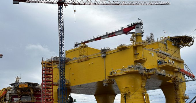 Voice7Europe's tweet photo. Norway oil workers split: Some strike for better pay, others seal wage deals. Production at risk as unions flex muscle in key energy sector. Europe watching closely. #NorwayStrike #OilWorkers #EnergyCrisis https://t.co/8exEEPeGzc