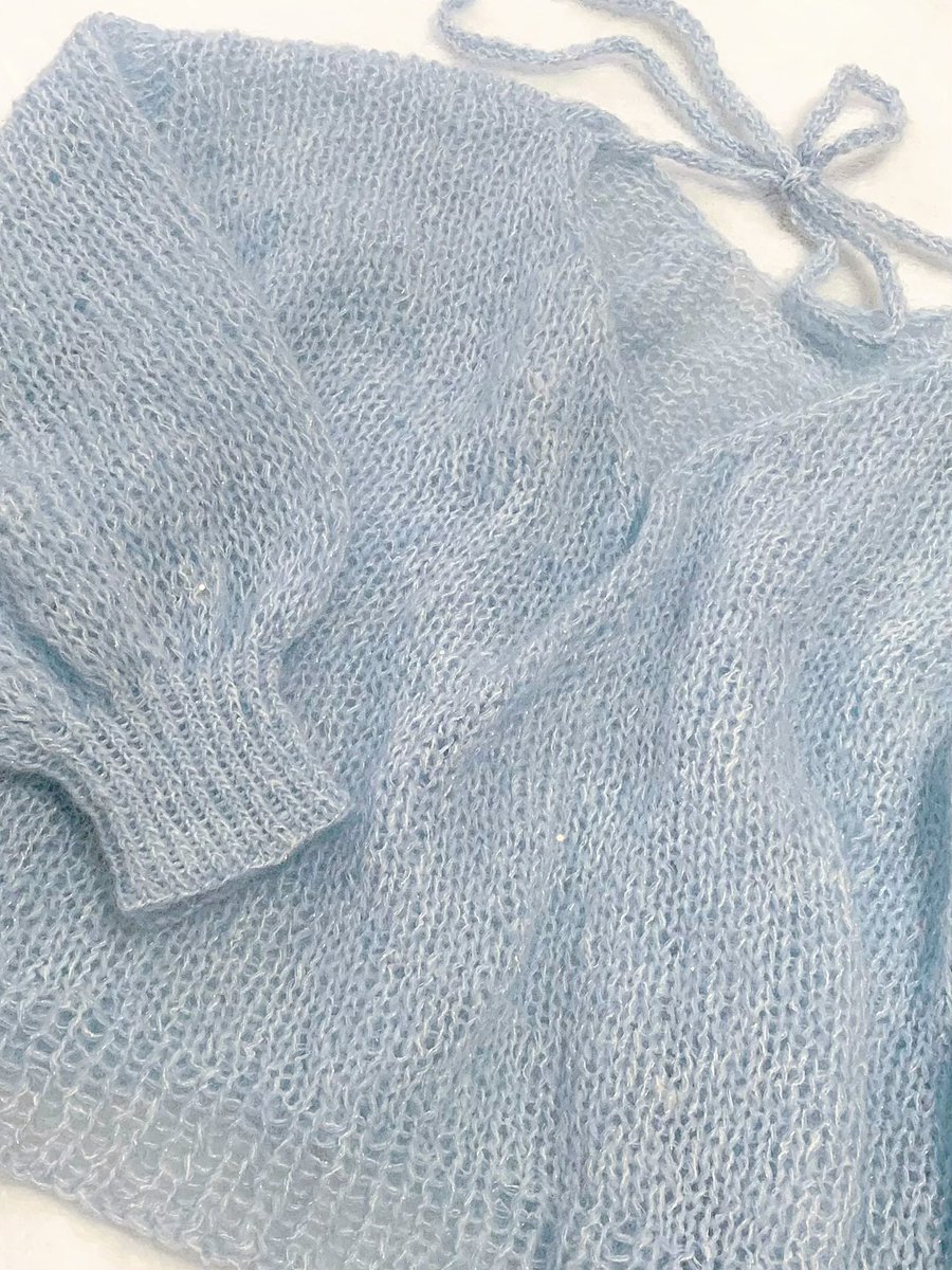 2pm_handmade's tweet photo. バックリボンセーター 完成.⋆𝜗𝜚.†⋆
🧶Liion2本、＋itto ハナハナ1本
🗒sawada itto

去年のイトマ！で店員さんがハナハナを引き揃えるアレンジをして着ていらっしゃったのを見て、真似させてもらいました.ᐟ
初めてのウェアなので時間はかかったけど、簡単で有難かったです🌸
#編み物  #棒針編み https://t.co/COMbvXON9w