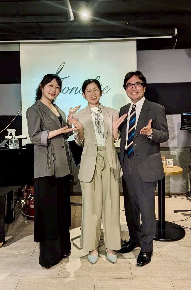 Su82Mi's tweet photo. トーク&amp;ライブ、つつがなく終了いたしました。
ご来場くださった皆様、お心を寄せてくださった皆様へ感謝申し上げます。

そして、このような機会を与えてくださった万代さんと、素晴らしいピアノで歌を支えてくださった琴音さんに特大の感謝です。

子ザメちゃん達にも見守ってもらいました(笑) https://t.co/UuTCl9x0f4