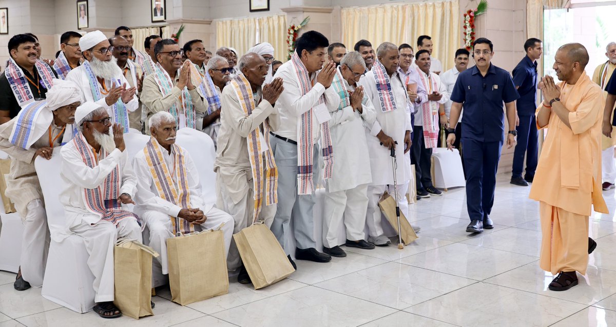 CMOfficeUP's tweet photo. विकास की उड़ान - अन्नदाता का सम्मान!

नोएडा इंटरनेशनल एयरपोर्ट, जेवर से आज कमर्शियल फ्लाइट सेवा का शुभारंभ हुआ।

इस अवसर पर मुख्यमंत्री @myogiadityanath जी ने हवाई अड्डे के निर्माण हेतु अपनी भूमि समर्पित करने वाले किसानों के प्रथम उड़ान से लखनऊ आगमन पर उनका स्वागत एवं अभिनंदन कर उनसे संवाद किया।

#Jewar_ki_Udaan
