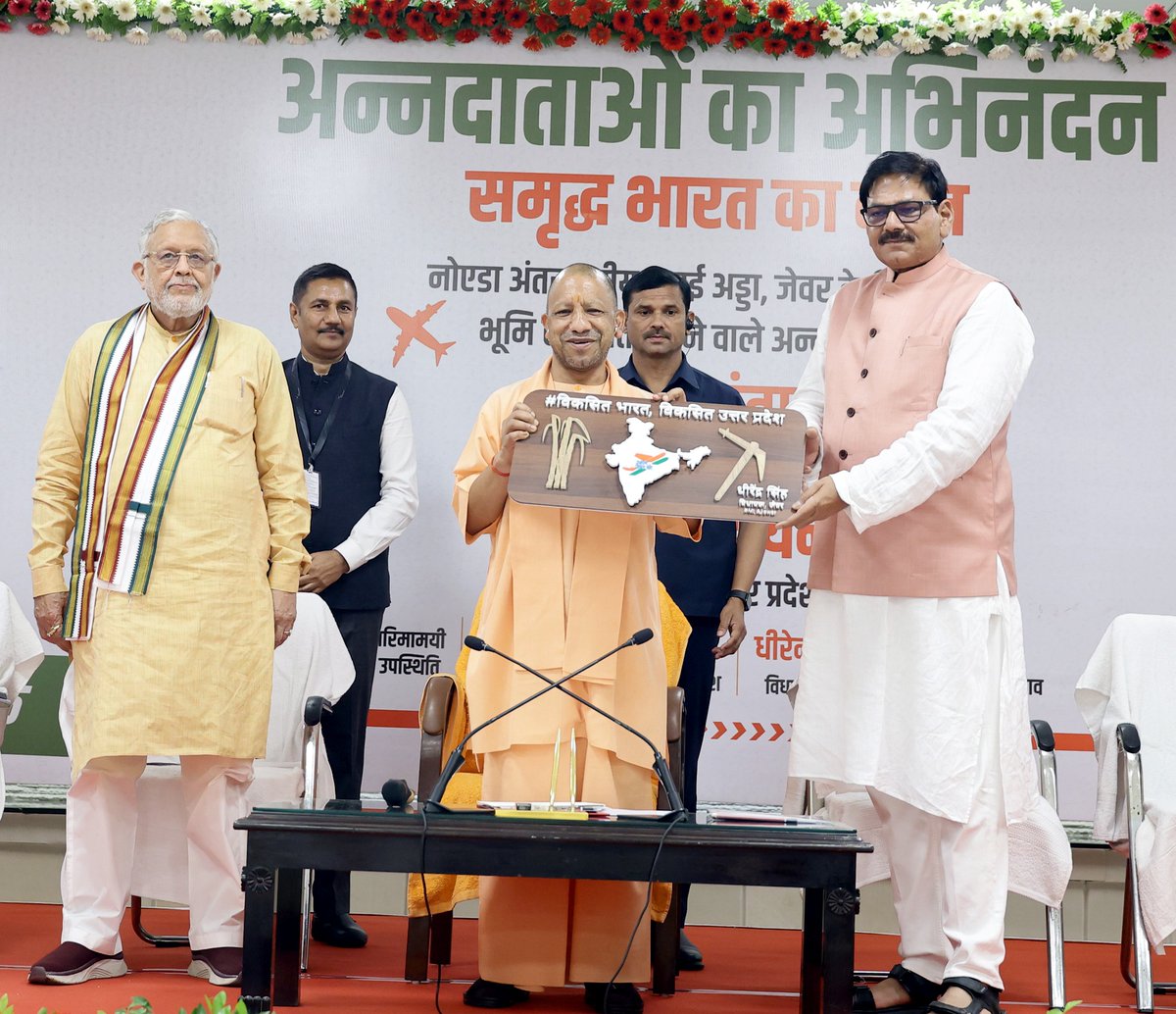 CMOfficeUP's tweet photo. विकास की उड़ान - अन्नदाता का सम्मान!

नोएडा इंटरनेशनल एयरपोर्ट, जेवर से आज कमर्शियल फ्लाइट सेवा का शुभारंभ हुआ।

इस अवसर पर मुख्यमंत्री @myogiadityanath जी ने हवाई अड्डे के निर्माण हेतु अपनी भूमि समर्पित करने वाले किसानों के प्रथम उड़ान से लखनऊ आगमन पर उनका स्वागत एवं अभिनंदन कर उनसे संवाद किया।

#Jewar_ki_Udaan