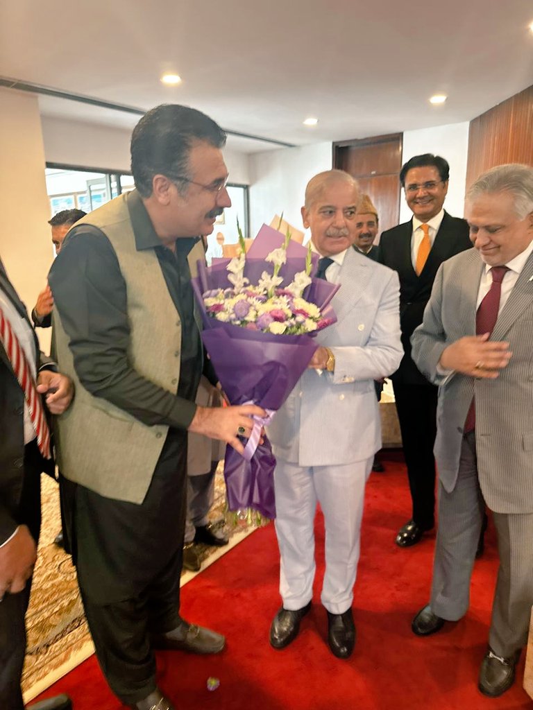 SyedAghaPPP's tweet photo. وزیراعظم پاکستان محمد شہباز شریف وزیر خارجہ اسحاق ڈار کو ایران امریکہ کے درمیان امن معاہدے پر پارلیمنٹ ہاؤس میں مبارکباد دی، اور پھولوں کا گلدستہ پیش کیا،

وزیرِاعظم محمد شہباز شریف اور فیلڈ مارشل سید عاصم منیر کو علاقائی استحکام کے لیے ان کی ثابت قدمی پر خراج تحسین پیش کرتا ہوں۔ https://t.co/kxcEPMysjH