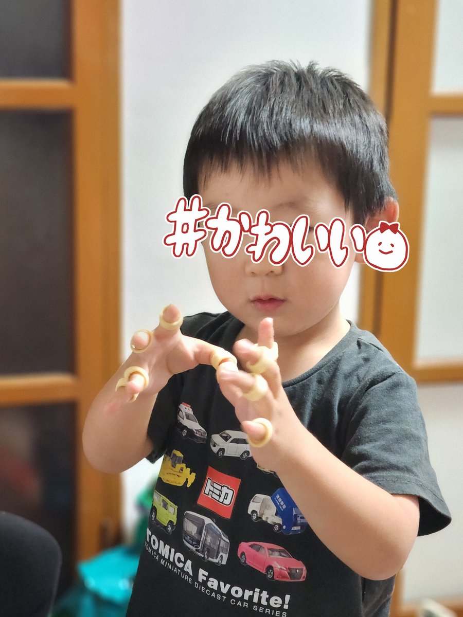 naminamiwave73's tweet photo. ポテコを全部の指にはめて食べる3歳児✌️
低浮上だけど元気に生きてます✌️ https://t.co/rqCaoNwlfD