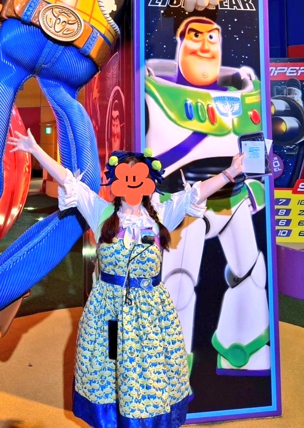 micsct's tweet photo. ロリィタが仮装なのかバウンドなのか論争ですが、私はハロウィン時期にこの服装でランドにいたら知らない人に「キャストさんですか？」って声掛けられたので一般ゲストを侮ってはいけない。(しかもひとりでスマホ見てる時に) https://t.co/JmNUoV7RXR