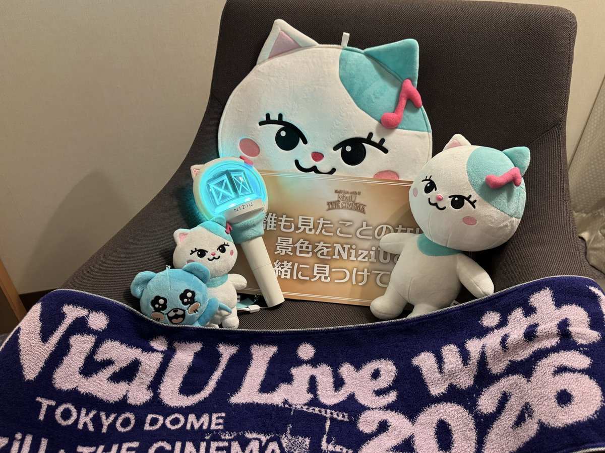 MNa516's tweet photo. 初めてのドーム公演から3年半経って再びドームへ🌈
WithU、メンバーのご家族、JYPスタッフさんのメッセージ…あれは泣く😭
エンドロールでたくさんのスタッフさんの名前があってこれまでたくさんのスタッフさんがNiziUを支えてくれてたんだなぁ。
個人的ONE Labelの名前があって嬉しかった😢 https://t.co/3aPO3TjlpI
