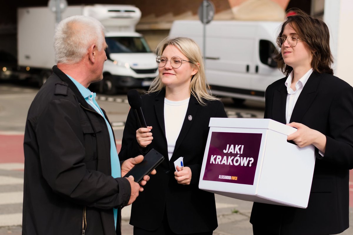 owca_aleksandra's tweet photo. Dzisiaj rano z akcją #jakiKraków ruszyliśmy pod Halę Targową. Rozmawialiśmy z mieszkańcami https://t.co/etof4RZizU. o problemie marnowania żywności z targu pod Halą czy o tym ile trwają inwestycje miejskie (z porównaniem do czasów prezydenta Gołasia!). Pamiętajcie: otagujcie #jakiKraków i dajcie znać również w social mediach co jest dla Was w Krakowie najważniejsze, co najlepsze, a co trzeba zmienić!