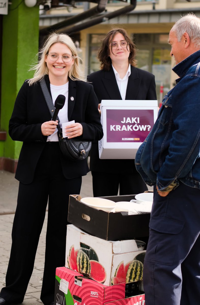 owca_aleksandra's tweet photo. Dzisiaj rano z akcją #jakiKraków ruszyliśmy pod Halę Targową. Rozmawialiśmy z mieszkańcami https://t.co/etof4RZizU. o problemie marnowania żywności z targu pod Halą czy o tym ile trwają inwestycje miejskie (z porównaniem do czasów prezydenta Gołasia!). Pamiętajcie: otagujcie #jakiKraków i dajcie znać również w social mediach co jest dla Was w Krakowie najważniejsze, co najlepsze, a co trzeba zmienić!