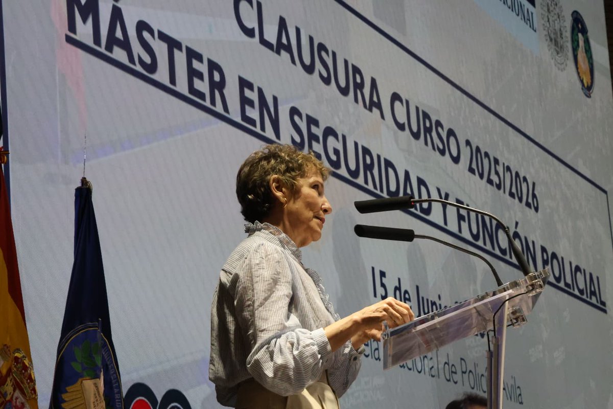 interiorgob's tweet photo. 🎓👮‍♀️ Aina Calvo ha presidido la clausura de la II edición del Máster Universitario en Seguridad y Función Policial en la @PoliciaEscuela.

📚 377 agentes han completado esta formación.

🏛️ Adscrito a la @usal, refuerza el liderazgo de la Escala Ejecutiva de @policia. https://t.co/HgaBLYCgnu