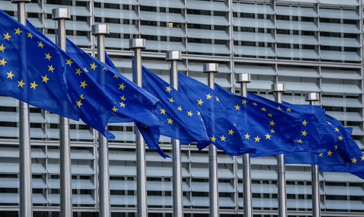 cryptogoos's tweet photo. 🇪🇺 EU TO DELIST TETHER'S $175B USDT FROM EXCHANGES

Binance, Coinbase, Kraken, and Crypto .com have removed $USDT for EU users after Tether chose not to comply with MiCA rules.

Meanwhile, $USDC has secured MiCA approval, making it the leading compliant stablecoin in the EU ahead of the July 1 deadline.