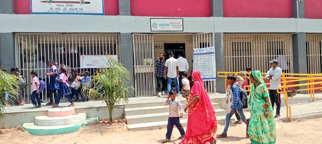 CollectorArv's tweet photo. માલપુર તાલુકાના ઉભરાણ પ્રા.શાળા ખાતે જન કલ્યાણ શિબિરનું આયોજન કરવામાં આવ્યું. 
કેન્દ્ર તથા સરકારશ્રીની કલ્યાણકારી યોજનાઓનો લાભ વધુમાં વધુ લાભાર્થીઓને મળી રહ્યો છે. 
@CMOGuj #અરવલ્લી #માલપુર 
@revenuegujarat @JayantiRavi https://t.co/dsnspOzjMw
