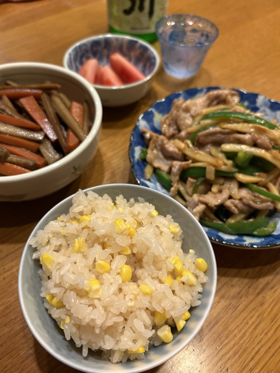 million9889's tweet photo. お疲れ様でした😊

月曜日のせいなのか
一日中ダル〜い感じ…
なのにジム行ってエイヤー😆って
汗かいたらスッキリよ✨

フォロワーさんが
美味しそうに作ってた
とうもろこしご飯🌽うまっ😋
青椒肉絲と一緒に

良い夜を🌟 https://t.co/t5zfTkppjS