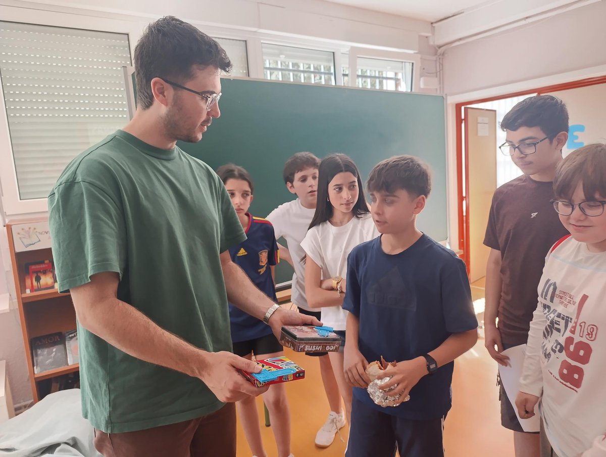 IESADAJA's tweet photo. Entrega de premios a los ganadores de juegos en la biblioteca en este caso "Pasapalabra". ¡Enhorabuena chicos!
#somosadaja #somoseducacyl #AprenderHaciendo https://t.co/FZY6deMWys