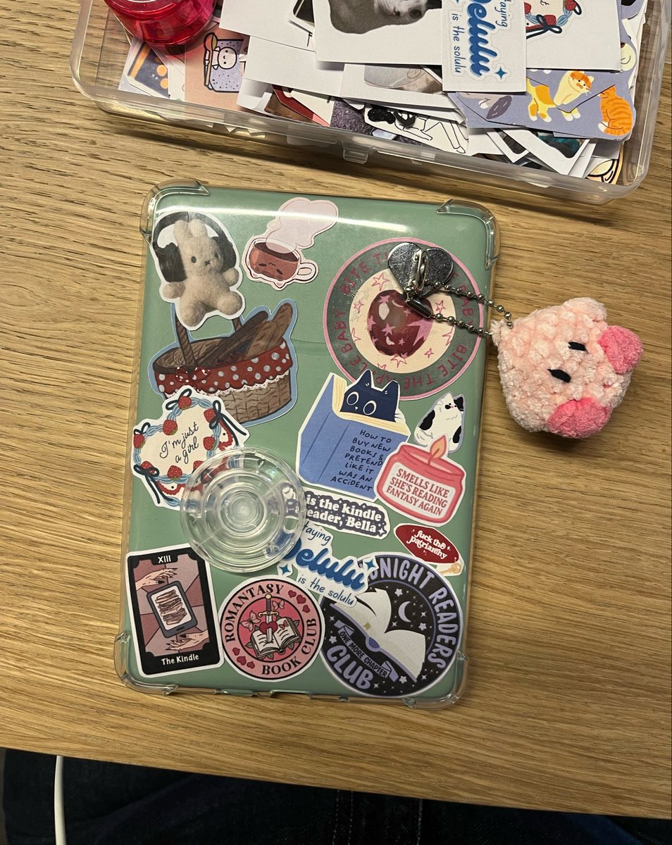 zes_uu's tweet photo. Mayıs ayı süslememi yeni yaptımm ve kindleımın arkasına yeni stickerlar geldi https://t.co/Nyzm7EJjzx