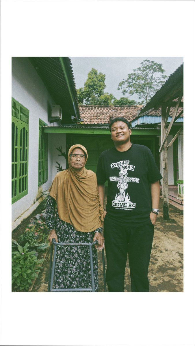 HambaAlamBaka's tweet photo. ayah... alhamdulillah si embah taksih sehat wal afiat, taksih emut kaliyan putu-putunipun. kulo kathah pikantuk wejangan lan piwulang saking si embah. mugi mugi si embah tansah pinaringan kasarasan, wilujeng lan rahayu. amin. ✨🖤💗🫂 https://t.co/jXsRbIJKWm