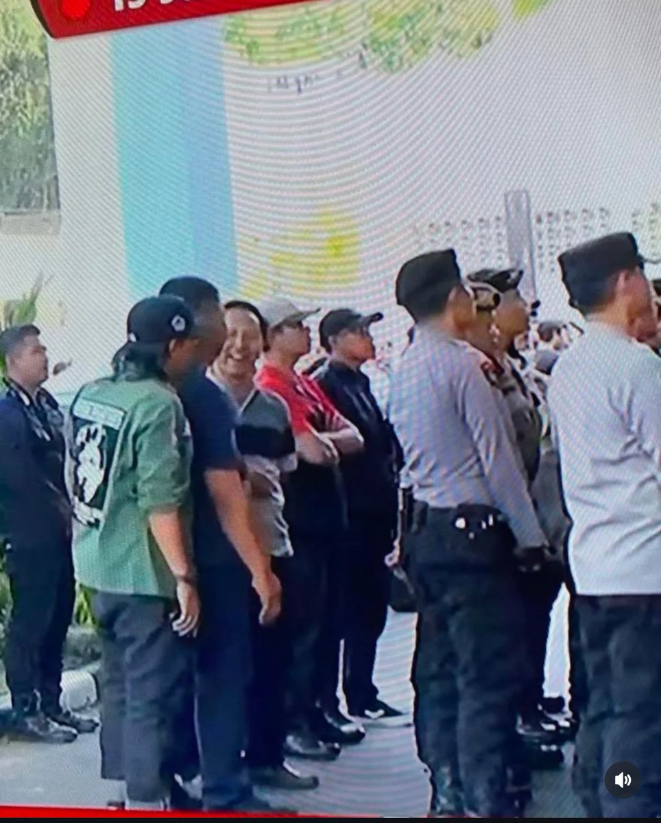 salam4jari's tweet photo. Hati2 Intel berbaju Munir 🙊 https://t.co/aMEnqDdnJY