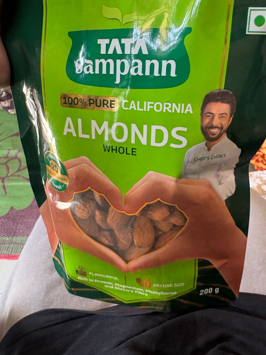 araWINEd's tweet photo. @blinkitcares 
I ordered Kaju But You Sent Almonds instead.
My order ID: ORD27976334360
@letsblinkit 

Please resolve my issue as soon as possible and I even mailed you. https://t.co/x4hod2kYyG