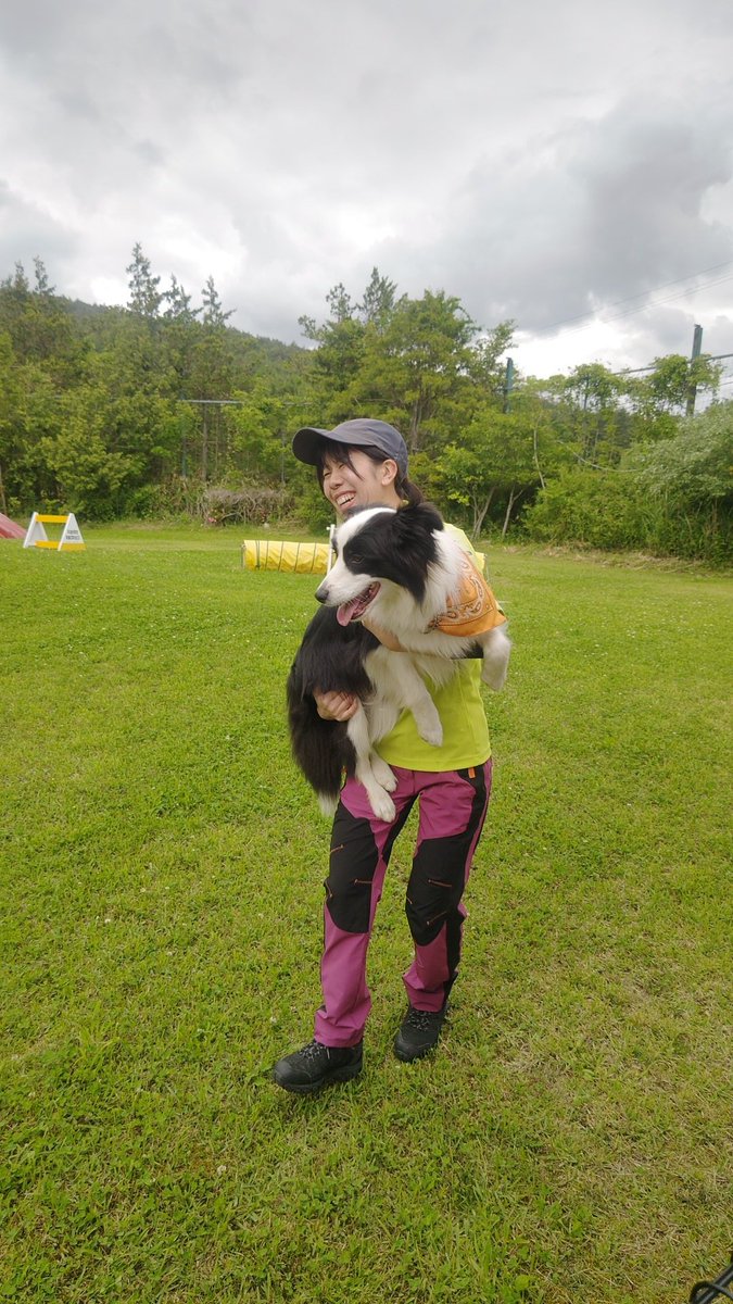 f6tAh2kyACYB94B's tweet photo. くるみお姉さんはカメラ目線をくれるが、ボーダーコリーの女の子は一切見てくれない(笑)😂💨
#東北サファリパーク
#DogRun
#ボーダーコリー
#メリーちゃん
#くるみお姉さん
#ひろお姉さん https://t.co/HUdFtzan74