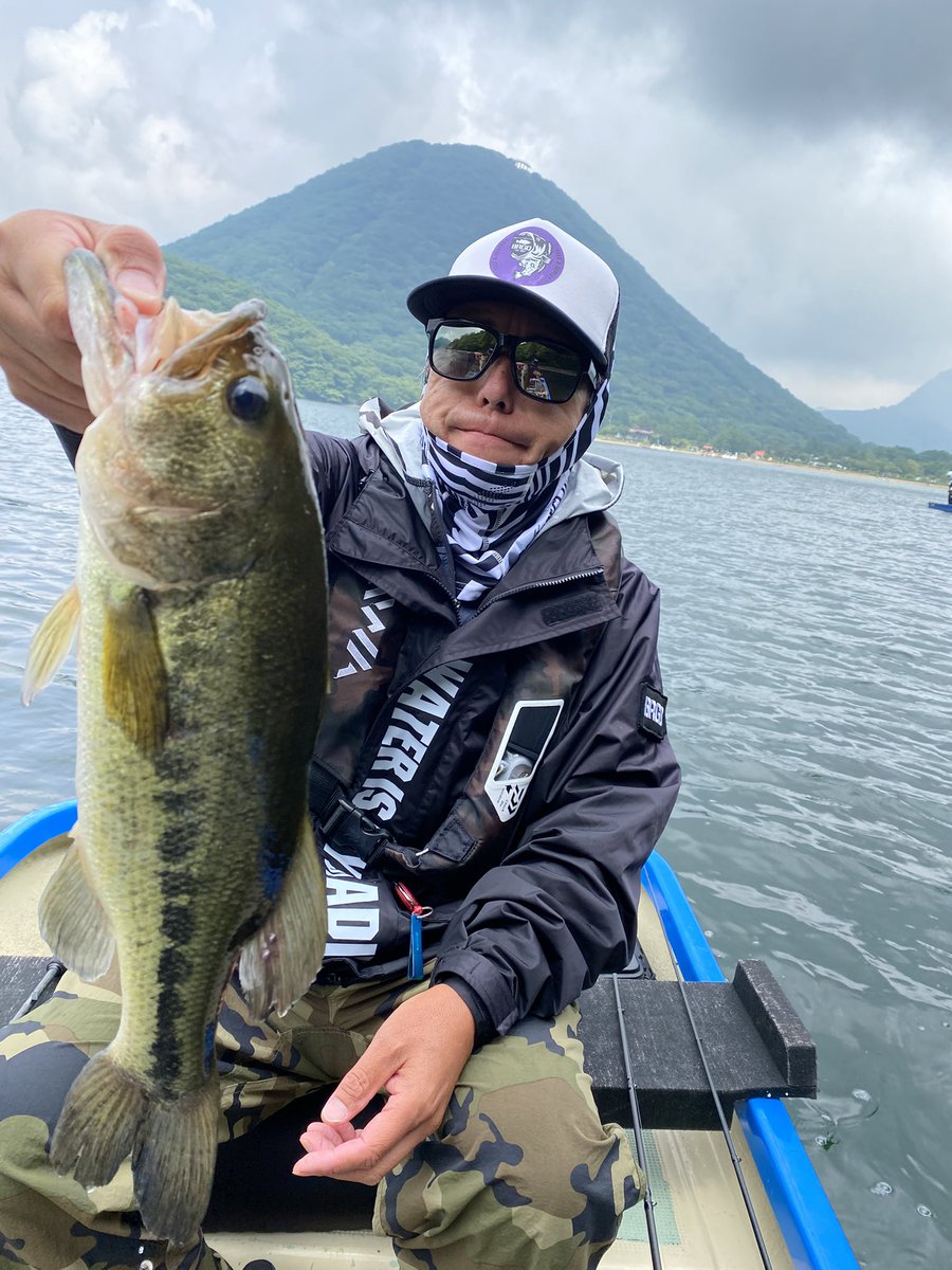 kenichio0729's tweet photo. 6/14榛名湖ガイド

前日スタッフDAY→榛名湖泊まり→ガイド出船❗️

朝起きると…日の出×榛名富士☀️⛰️
とっても綺麗でした✨

タイミングで、バイト連発‼️

激しい本気のバイトシーンも見られて、ドキドキの展開💥

湖上おやつTimeも最高でした🍫
ありがとうございました🙇‍♂️

#バス釣り
#榛名湖バス釣り https://t.co/kIU1qmPfIo