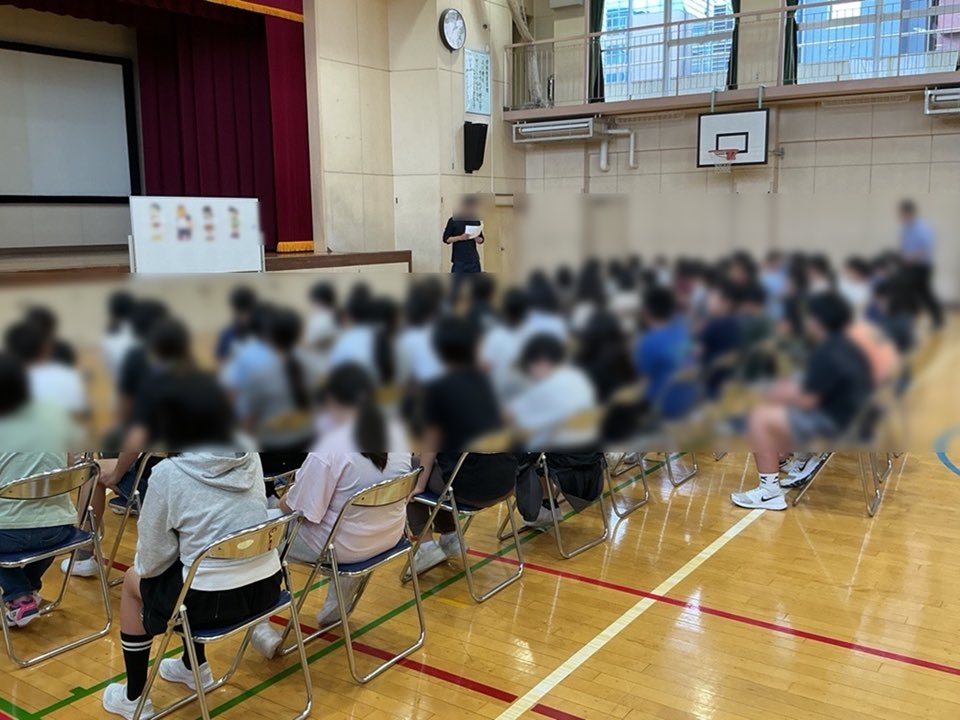 aoyamaes's tweet photo. 6月15日（月）弁護士の先生によるいじめ防止の授業を行いました。いじめは人権を傷つける行為であり、誰も幸せにならないことを学びました。いじめをなくすためには、周りの人に相談し、協力して行動していくことが大切であると再認識しました。 https://t.co/AAHRjueAlF