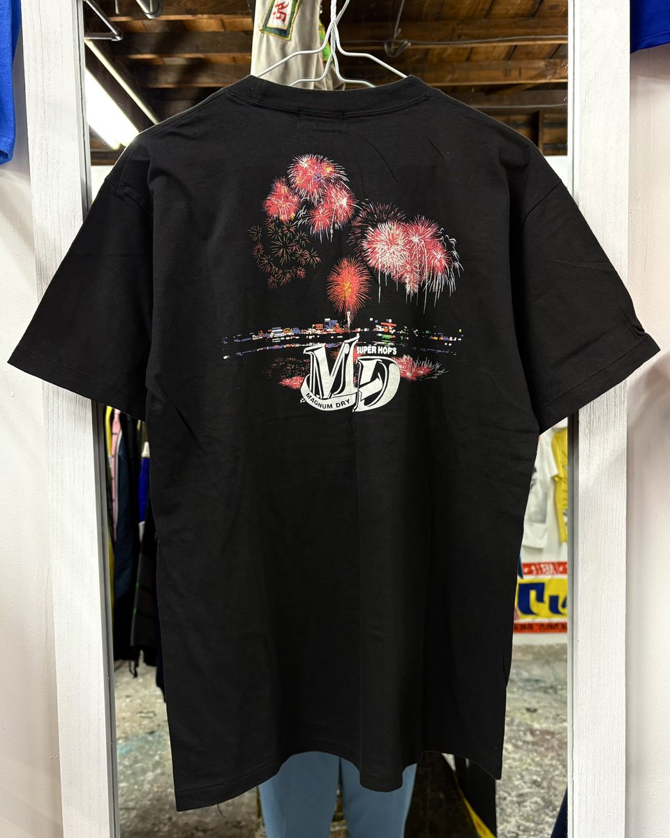 mkm_original's tweet photo. 90s マグナムドライ・Tシャツ

夜空に花火が打ち上がっている、マグナムドライ・Tシャツになります。
背中で語る系Tシャツになります。ロマンチックです。
#マグナムドライ #サントリー #MKM

※商品問い合わせはインスタdmまで。 https://t.co/78MNXOlgoC