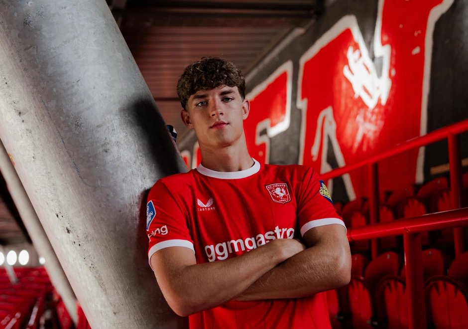 oranjefussball's tweet photo. Einiges los beim #FCTwente in den letzten Tagen:
-Trotz Interesse von europäischen Supermächten bleibt der 18-jährige Verteidiger Ruud #Nijstad in Enschede und verlängert bis 2029.
-Der U21-Nationalspieler Mats #Rots wechselte für 12 Mio. € inkl. Boni zur TSG 1899 Hoffenheim. https://t.co/8lOnnJ7CIR