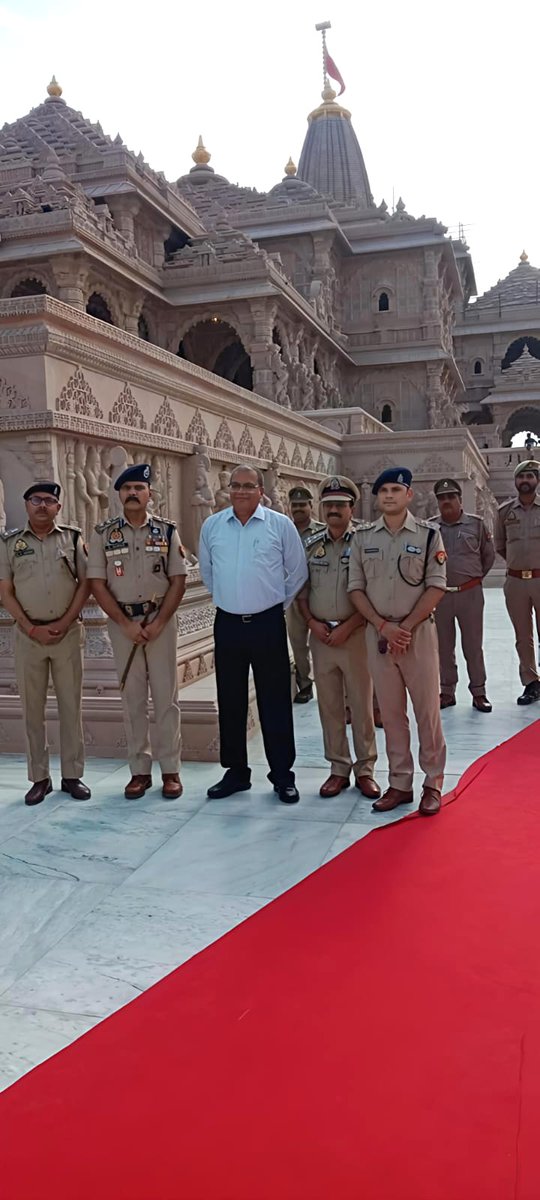 HomeGuardsUP's tweet photo. 2/2
#UPHomeguards #Ayodhya #OfficialVisit #Inspection #Discipline #Duty #UttarPradesh https://t.co/TbmlzjpG2E