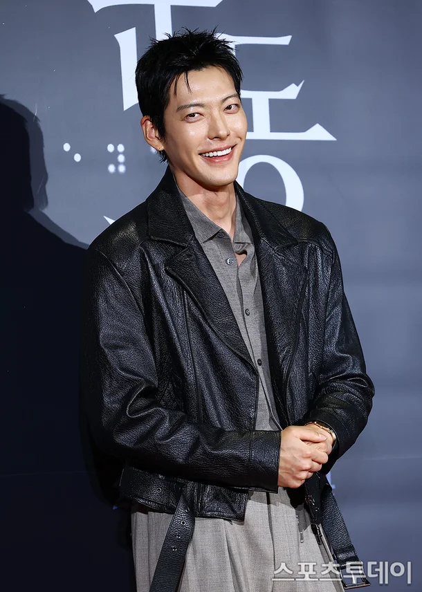 minapaws's tweet photo. kim woobin showing up for shin minah at the eyes vip premiere… oh my roman empire fr https://t.co/nmSvzcxju5