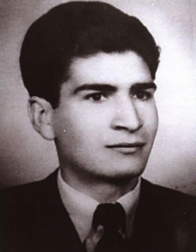 Peof1978's tweet photo. Ηλιάδης Πέτρος

Ξημερώματα της 15ης Ιουνίου 1956. Το πάνθεο των ηρώων ανοίγει τις πύλες του για να υποδεχτεί ακόμα έναν αγωνιστή της Ε.Ο.Κ.Α, που άφησε την τελευταία του πνοή αγωνιζόμενος για τη λευτεριά της πατρίδας μας. Πρόκειται για τον Πέτρο Ηλιάδη, 24 ετών από τη Λεμεσό. 

Ο Πέτρος, γαλουχημένος με τα Ελληνοχριστιανικά ιδεώδη της Ο.Χ.Ε.Ν, εντάχθηκε στον αγώνα και ανήκε στην ομάδα του Ιάκωβου Πατάτσου και Παναγιώτη Γεωργιάδη. Στις 14 Ιουνίου 1956 πλησίασε το ταχυδρομείο της τότε Πλατείας Μεταξά με σκοπό να το ανατινάξει. Οι Άγγλοι όμως, οι οποίοι είχαν φυλάκιο στη στέγη του κτηρίου, τον αντιλήφθηκαν και τον πυροβόλησαν με αυτόματο όπλο. Ο αγωνιστής της ελευθερίας, σοβαρά τραυματισμένος, μεταφέρθηκε στο Γενικό Νοσοκομείο Λευκωσίας, όπου υποβλήθηκε σε πολύωρη επέμβαση από Έλληνες γιατρούς. Οι σφαίρες διέτρησαν τον πνεύμονα, το στομάχι και τα έντερά του με αποτέλεσμα να υποκύψει στα τραύματά του. Το πρωί της 15ης Ιουνίου χάραξε το δικό του μονοπάτι προς τη λευτεριά, αφήνοντας σε όλους εμάς μια ιερή παρακαταθήκη να μας θυμίζει καθημερινά πως η λευτεριά δεν κερδίζεται με μεγάλα λόγια και ψεύτικες υποσχέσεις, αλλά με πραγματικούς και αγνούς αγώνες.