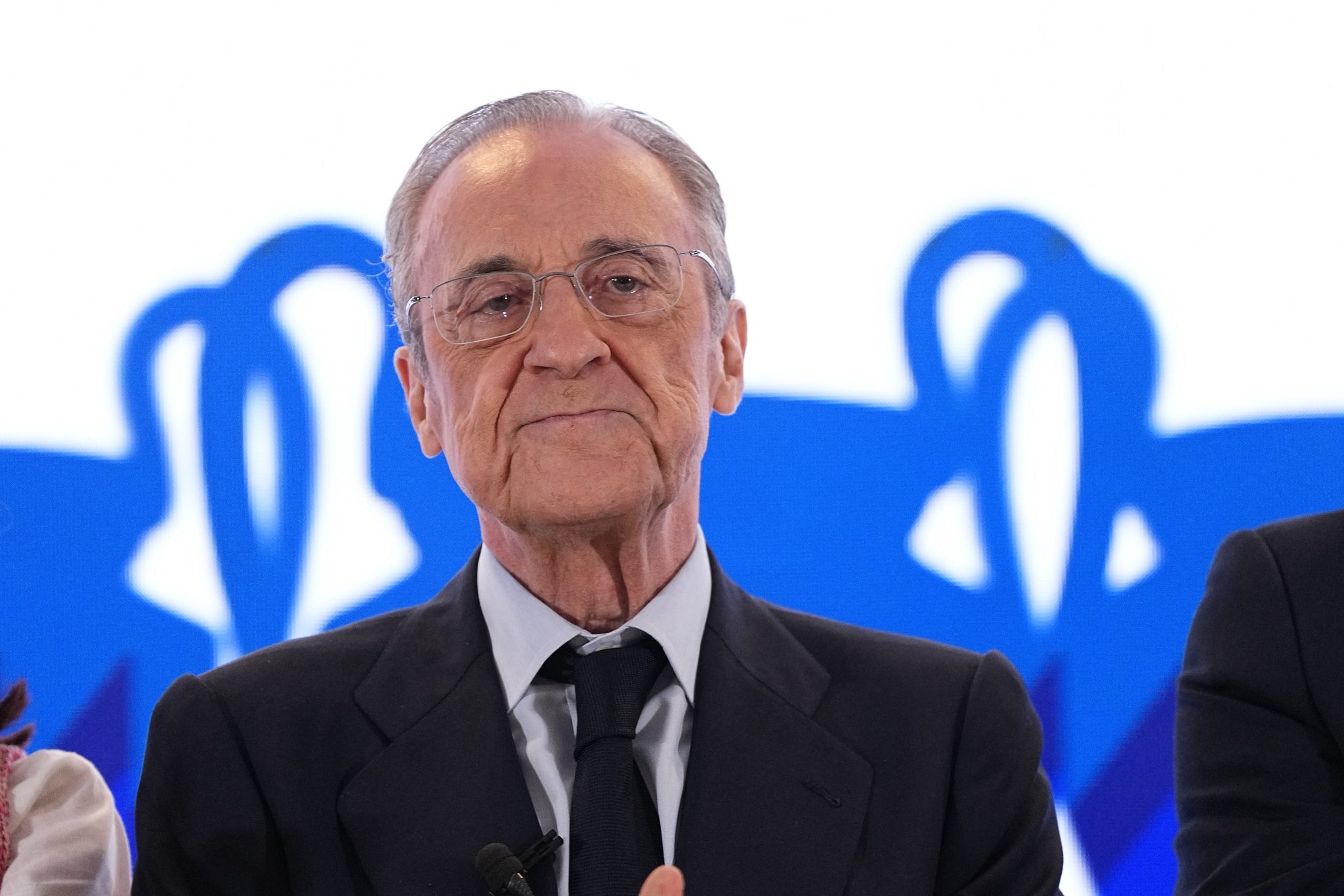 🚨 LE REAL MADRID VEUT ENCORE RECRUTER UN AUTRE DÉFENSEUR CENTRAL ! 🤍

...