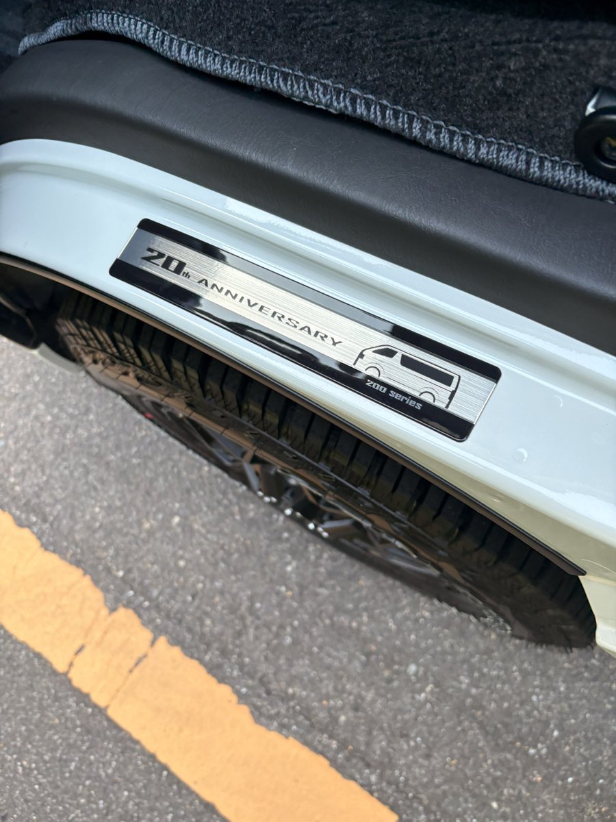 sheep______3's tweet photo. 通勤車が80ノアから200系ハイエースになりました👏
タイヤのヒゲ多くてウニみたいw https://t.co/blPxRbr2E0
