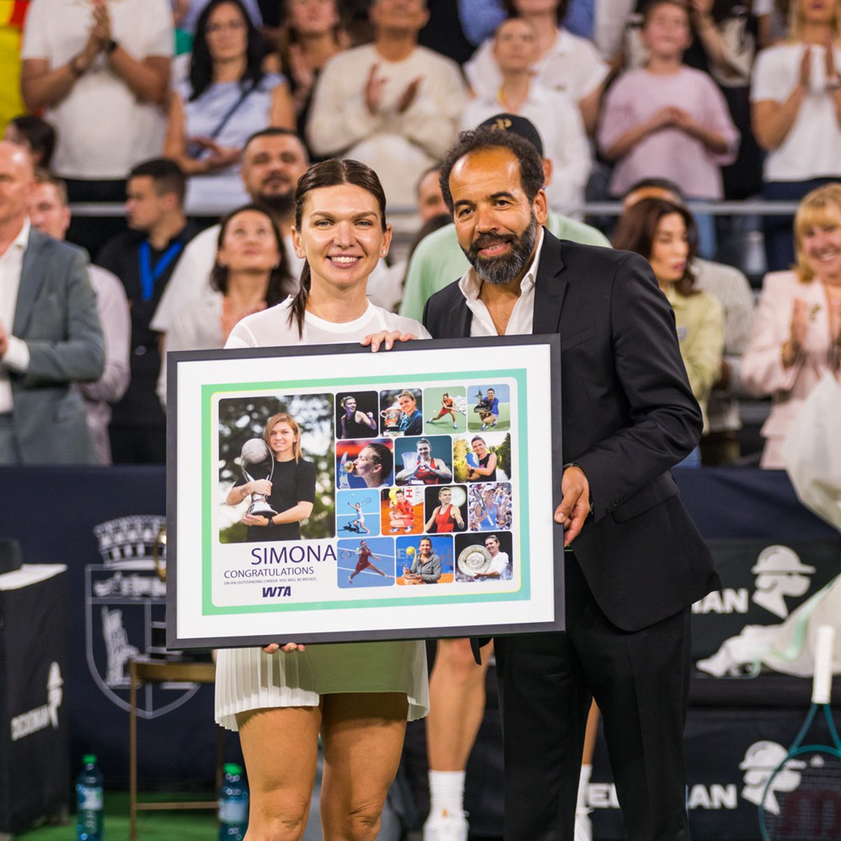 WTA's tweet photo. Celebrating an icon 🙌

Former World No.1 Simona Halep officially celebrated her retirement from professional tennis on Saturday in front of a sold-out crowd of 10,000 fans.

Read more about an evening of celebration 🔗 https://t.co/lvKTI5oTR7 https://t.co/h8itlv8q7S