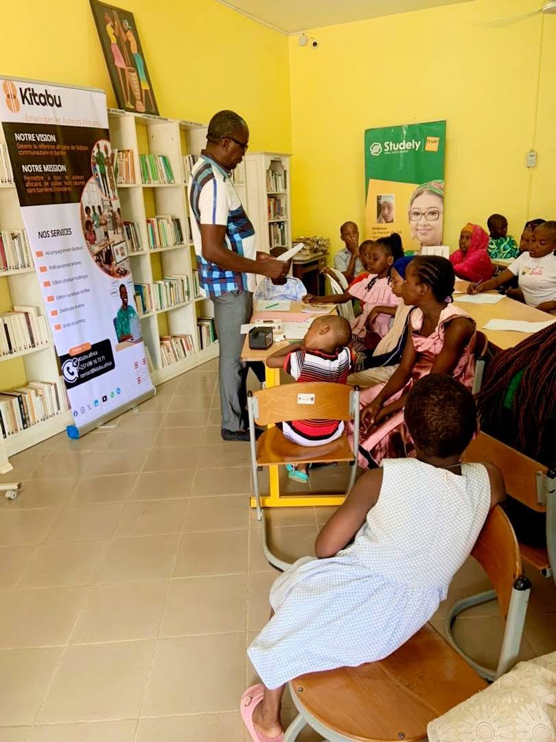 KitabuSarl's tweet photo. Un week-end rechargé en bonnes énergies ! 

Un immense bonheur d'avoir partagé cette journée d'initiation à la lecture, l'écriture et au journalisme pour enfants avec l'association LEABOOK. 

Et vous les kibukers, votre week-end ? 

#LittératureAfricaine #Innovation #Kitabu https://t.co/GM2vFeW5bP
