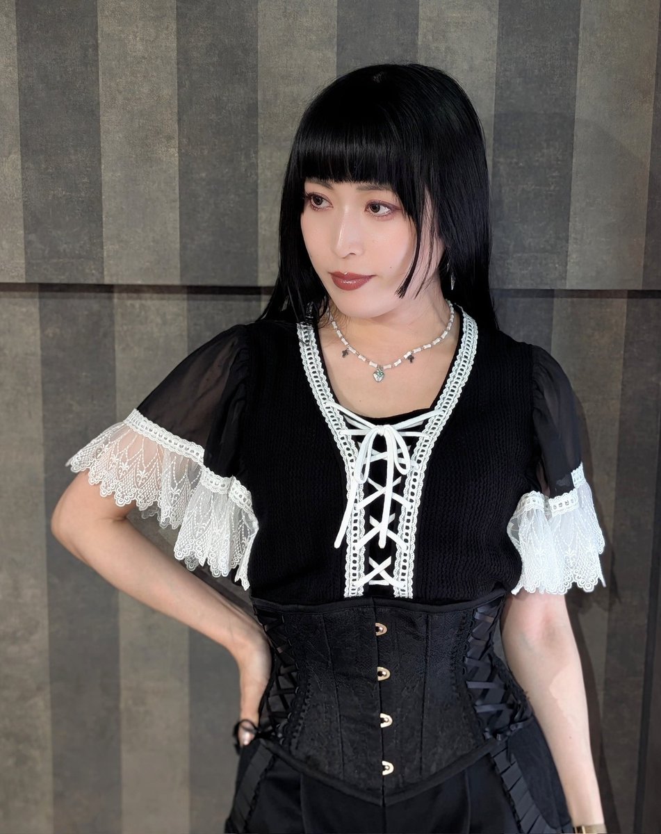 abilletage's tweet photo. 【コーディネート紹介】
ヘリテージドレストップスとショートパンツのコーディネート
コルセットで華やかさをプラスして🎀

◆ヘリテージドレストップス（ブラック×ホワイト）🎁発売記念10%OFFクーポンLINEにて配布中🎁

◆セレクトリボンミニショートコルセット（ブラック）
◆corset tights DOUBLE LACE -white-

◇ベルテッド・ガーターバンド/MILHAE.