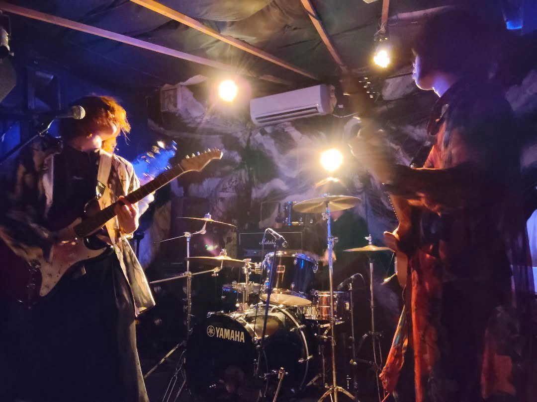 LilyChocoMint's tweet photo. 先日は尼崎tora『Eventually』にお越しいただきありがとうございました。
初ライブ、反省は沢山ありますが後悔はありません。
これから【浪漫物語】を宜しくお願い致します。 https://t.co/7Gyon6aFeW