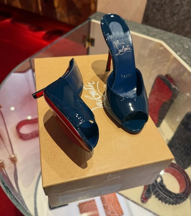 geniuswomanvibe's tweet photo. louboutin mules https://t.co/084g7cSz2d